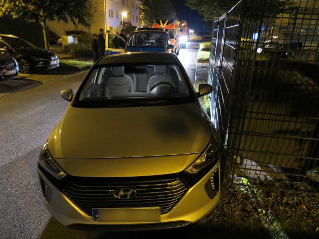Betrunkener Autofahrer setzt Hyundai gegen Mülltonnen in Toitenwinkel - 26-Jähriger Autohausmitarbeiter kommt von Betriebsfest und hat knapp 2,0 Promille intus