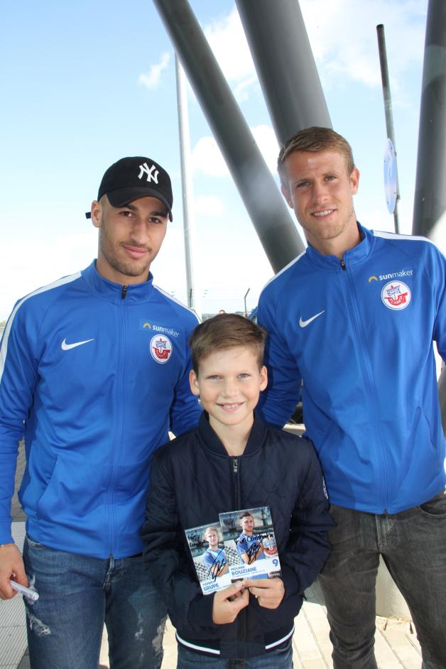 Die beiden Hansa-Spieler Mounir Bouziane (Mittelfeld) und Tommy Grupe (Abwehr) geben Constantin ein Autogramm. Die beiden Hansa-Spieler Mounir Bouziane (Mittelfeld) und Tommy Grupe (Abwehr) geben Constantin ein Autogramm.