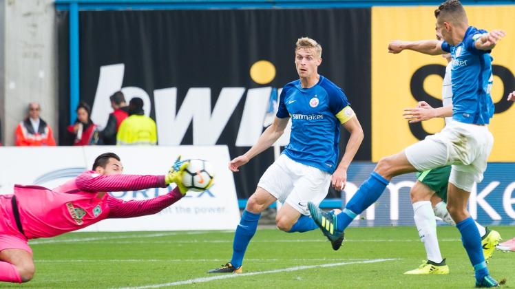 Kein Weg vorbei an Werder-II-Keeper Eric Oelschlägel: Auch in dieser Szene gelingt den Rostockern Oliver Hüsing (Mitte) und Soufian Benyamina (rechts) nicht das erlösende 1:0. Kein Weg vorbei an Werder-II-Keeper Eric Oelschlägel: Auch in dieser Szene gelingt den Rostockern Oliver Hüsing (Mitte) und Soufian Benyamina (rechts) nicht das erlösende 1:0.