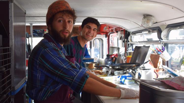 Die Köche Amir (v. im Bild) und Andrew versorgen das Team mit Köstlichkeiten aus aller Welt. Fotos: Franziska Gutt 
