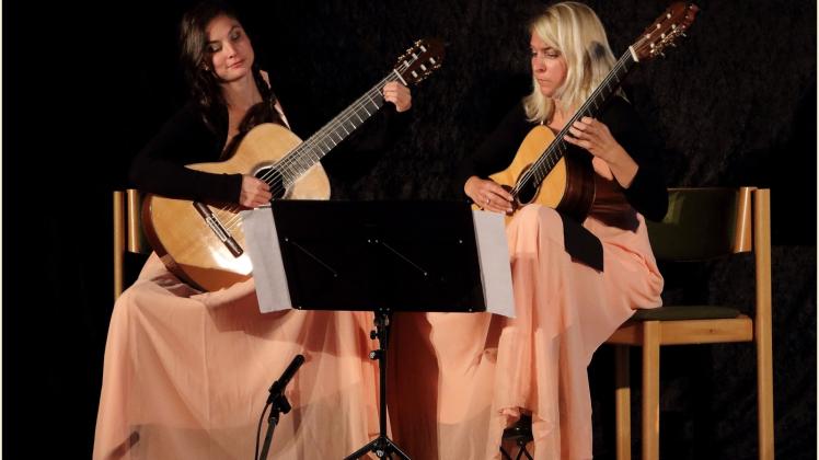 Die „ WeimerSisters“: Theresia Hoang, geb.Weimer und Katharina Weimer begeisterten mit ihrem harmonischen Gitarrenspiel. 