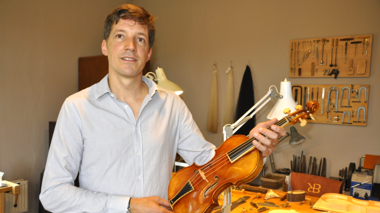 Geigenbauer Bernhard Ritschard bleibt den Traditionen treu. Jede Geige ist ein Einzelstück und von Hand gefertigt.  Fotos: Tore Degenkolbe 