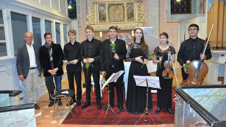Die sechs jungen Musiker mit Prof. Christian Wilm-Müller (l.), Hochschule für Musik in Weimar, und Stanislav Soloviev (2.v.l.), Rimsky-Korsakow Konservatorium St. Petersburg. 