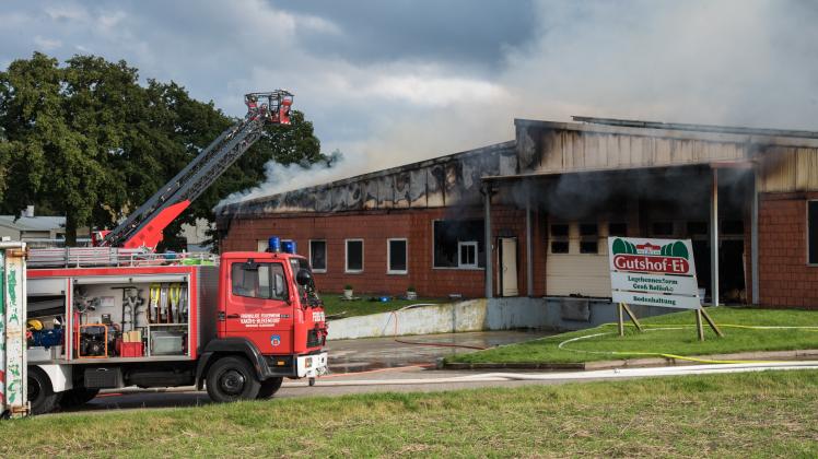 Enorme Hitzeentwicklung: Der Brand in der Halle von Gutshof-Ei konnte nur von außen bekämpft werden.