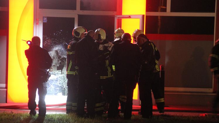 Brandanschlag auf Rostocker Fitnessstudio: Unbekannte schmeißen mit Gullydeckel Eingangstür zu Toitenwinkler Studio ein und werfen Brandsatz hinein