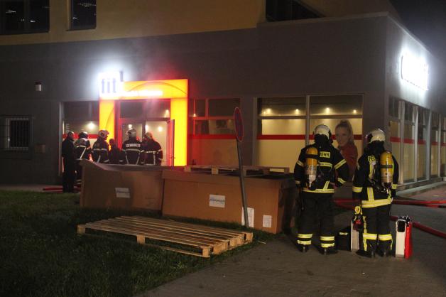 Brandanschlag auf Rostocker Fitnessstudio: Unbekannte schmeißen mit Gullydeckel Eingangstür zu Toitenwinkler Studio ein und werfen Brandsatz hinein