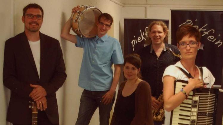 Die Band „piekfein“ mit Gregor Quella, Sebastian Glaevke, Franziska Hoffmann, Christopher Kühl und Claudia Quella (v.l.) 