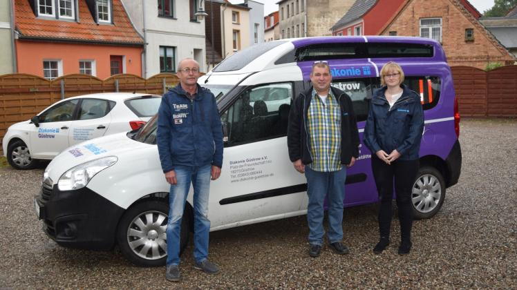 Fahrer Karl-Friedrich Neick, Fahrdienstleiter Norbert Soggeberg und Diakonie-Chefin Madlen Klaiber freuen sich über das neue Fahrzeug für den Patiententransport.  