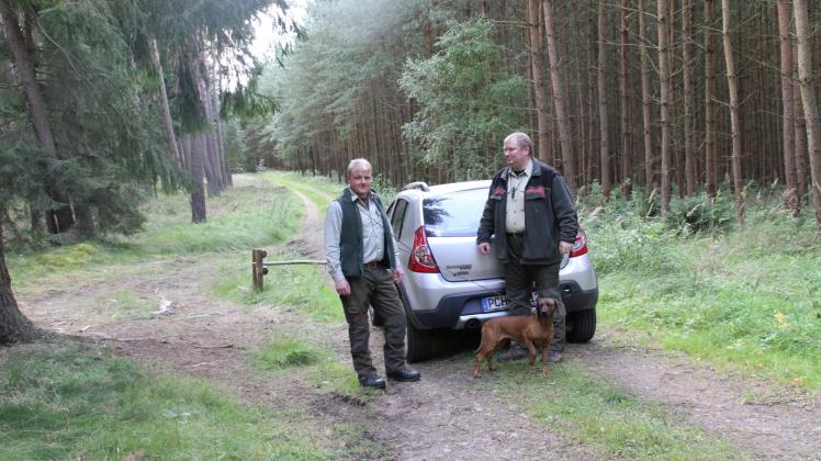 Florian Rackwitz (l.), Leiter der Forstverwaltung Friedrichswalde, und Forstamtsleiter Mathias Regenstein an einem zugeparkten Waldweg. Hier ist deutlich zu sehen, wie oft sich Waldfahrzeuge links daneben vorbeidrängeln müssen.    