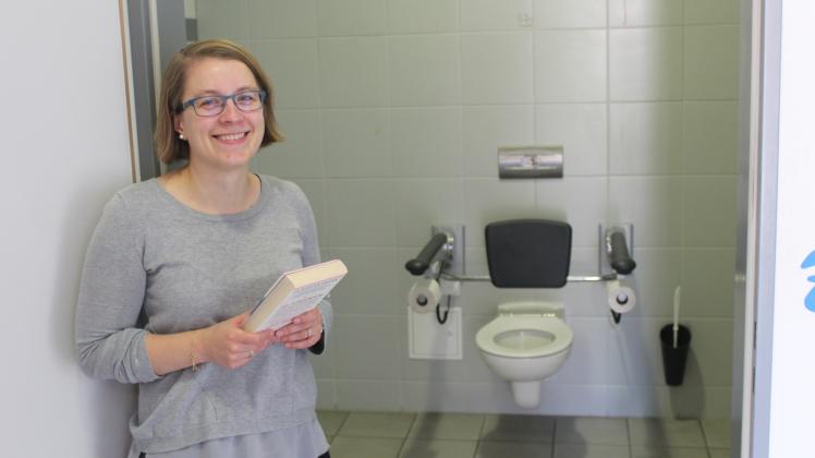 Viel Platz auf der Buga-Toilette und dazu ein Buch: Das stille Örtchen auf dem Bertha-Klingberg-Platz punktet mit Helligkeit, Sauberkeit und Romanen, findet Testerin Christina Köhn.. 