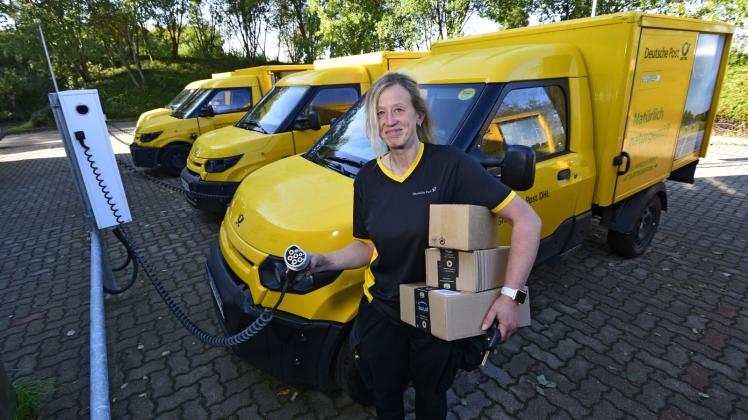 80 Kilometer Reichweite, nahezu geräuschlos und vor allem emissionsfrei: Zustellerin Andrea Krause fährt in Wismar mit einem Elektroauto die Post aus.
