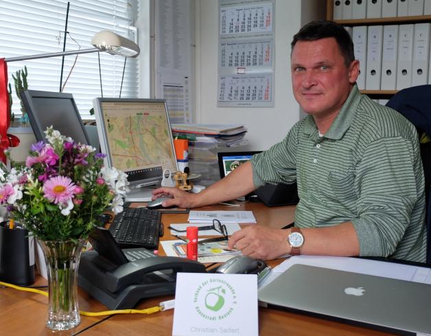 Der erste Vorsitzende der Gartenfreunde, Christian Seifert, kümmert sich mit seinen sieben Mitarbeitern um rund 40 000 Rostocker, die 15 000 Parzellen bewirtschaften. Der erste Vorsitzende der Gartenfreunde, Christian Seifert, kümmert sich mit seinen sieben Mitarbeitern um rund 40 000 Rostocker, die 15 000 Parzellen bewirtschaften.