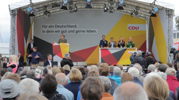 Mitten in Kappeln: Angela Merkel (li.) steht gemeinsam mit den Bundestagskandidaten Astrid Damerow, Petra Nicolaisen und Johann Wadephul (v.r.) auf der Bühne. 