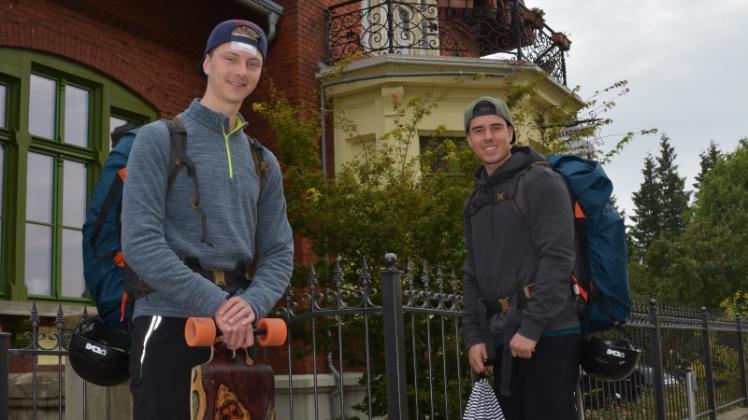 Sie rollen durchs Land und machten dabei auch in Bützow Halt: Die Studenten Tim Bolles (l.) und Julian Rupp sind mit Longboards auf dem Weg zum Timmendorfer Strand. 