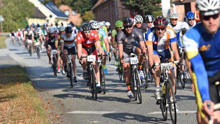 Ein Hauch von Tour de France wehte im vergangenen Jahr durch die Straßen der Lewitz. Morgen machen wieder zahlreiche Zweiräder die Region zur Rennstrecke. 