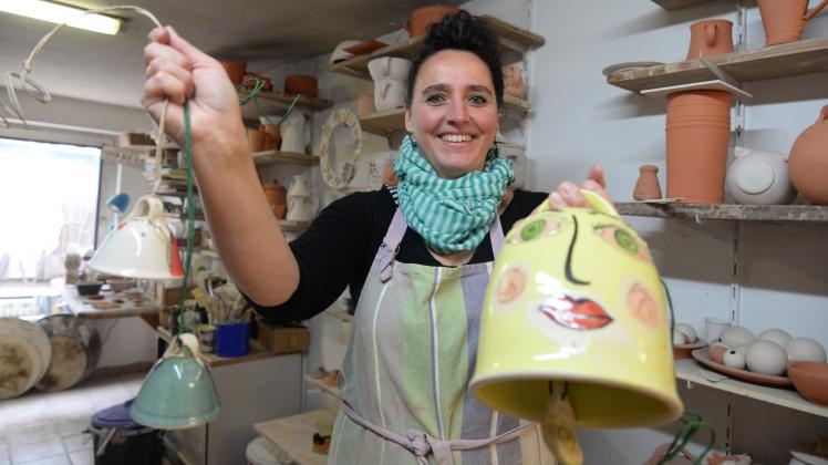 Die Keramikerin Diana Hanczyk fertigte aus Ton die Glocken, die es heute zu gewinnen gibt.  