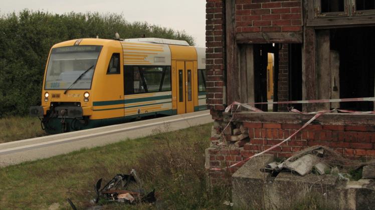 Die Züge halten in Friedrichsruhe. Der Zahn der Zeit nagt an der ehemaligen Gepäckabfertigung. Fotos: Mitzlaff 