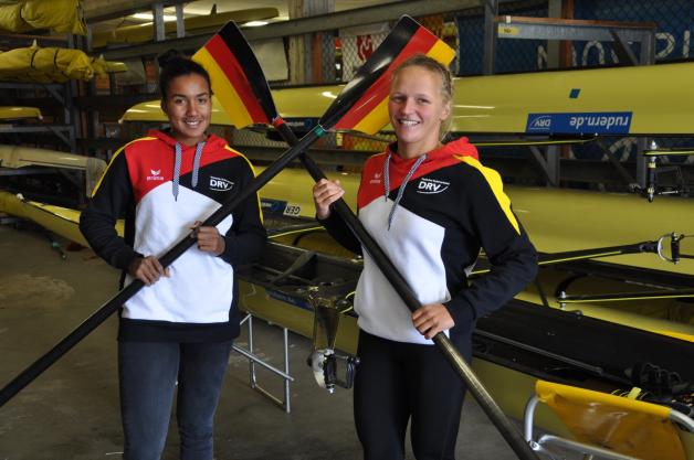 Gehen im Doppelzweier wie eine Fahrradkette ineinander über: Julia Leiding vom Rostocker Ruder-Club (rechts) und Carlotta Nwajide aus Hannover. Mit dem Erreichen-Wollen des A-Finales haben sie sich ein ehrgeiziges Ziel gesetzt. Fotos: Peter Richter (2) Gehen im Doppelzweier wie eine Fahrradkette ineinander über: Julia Leiding vom Rostocker Ruder-Club (rechts) und Carlotta Nwajide aus Hannover. Mit dem Erreichen-Wollen des A-Finales haben sie sich ein ehrgeiziges Ziel gesetzt. Fotos: Peter Richter (2)