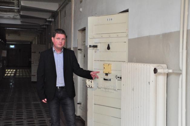 Der Zellentrakt des ehemaligen Stasi-Gefängnisses soll originalgetreu wiederhergestellt werden, erklärt Frank Meyer, Projektleiter aus dem BBL-Geschäftsbereich Neubrandenburg. Fotos: KAzi Der Zellentrakt des ehemaligen Stasi-Gefängnisses soll originalgetreu wiederhergestellt werden, erklärt Frank Meyer, Projektleiter aus dem BBL-Geschäftsbereich Neubrandenburg. Fotos: KAzi