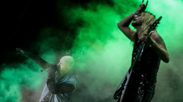 Rob Halford (l.), Sänger und Richie Faulkner, Gitarrist von Judas Priest bei ihrem Auftritt auf dem Wacken Open Air 2015.