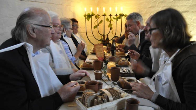 Lätzchen um und los: Die Besucher des Luther-Mahls genießen den Abend in der Petri-Kirche zu Demern. 