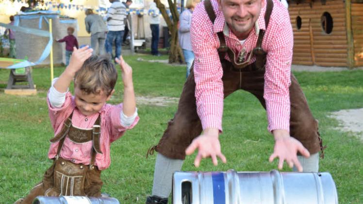Nur eine von vielen lustigen Aktivitäten am Freitag: Der fünfjährige Max und sein Vater Thomas Richter rollen leere Bierfässer. 