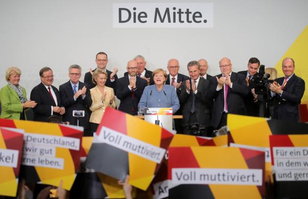 Angela Merkel (M.) gewinnt ihre vierte Bundestagswahl in Folge, Angela Merkel (M.) gewinnt ihre vierte Bundestagswahl in Folge,