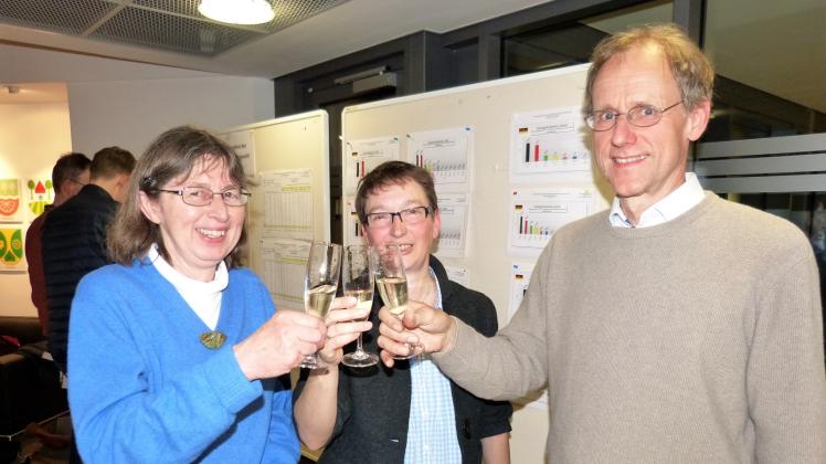 Sie ließen gestern Abend die Korken knallen: Die Vertretungsberechtigten des Bürgerentscheids Dr. Gabriele Steffen (links), Maike Brzakala und Dr. Gerd Stock stießen auf ihren Erfolg an.