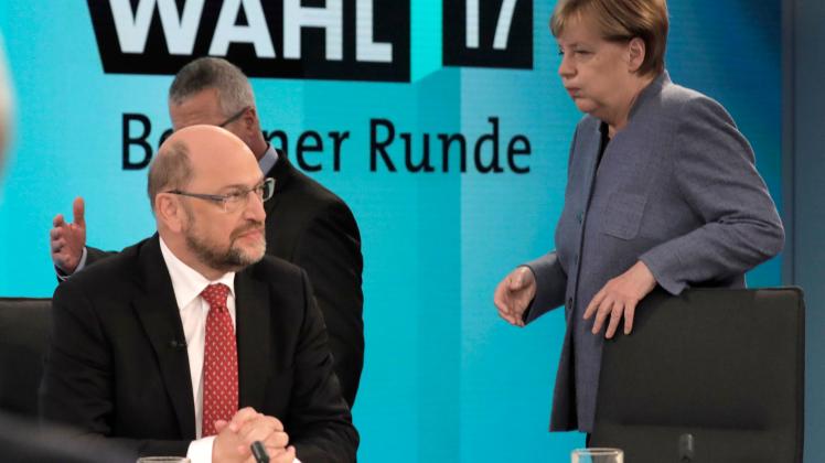 Bundeskanzlerin und CDU-Vorsitzende Angela Merkel nimmt gemeinsam mit dem SPD-Vorsitzenden Martin Schulz in Berlin an einer Fernsehrunde der Parteivorsitzenden nach der Bundestagswahl teil. Bundeskanzlerin und CDU-Vorsitzende Angela Merkel nimmt gemeinsam mit dem SPD-Vorsitzenden Martin Schulz in Berlin an einer Fernsehrunde der Parteivorsitzenden nach der Bundestagswahl teil.