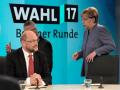Bundeskanzlerin und CDU-Vorsitzende Angela Merkel nimmt gemeinsam mit dem SPD-Vorsitzenden Martin Schulz in Berlin an einer Fernsehrunde der Parteivorsitzenden nach der Bundestagswahl teil.