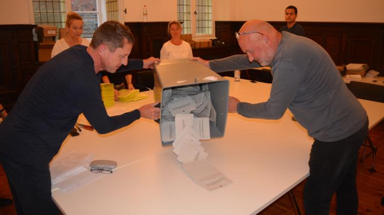 Auszählen der Briefwahl für die Bürgermeisterwahl am Sonntagabend im Güstrower Rathaus: Uwe Burkhardt (l.) und Uwe Heinze kippen die Wahlurne aus.  