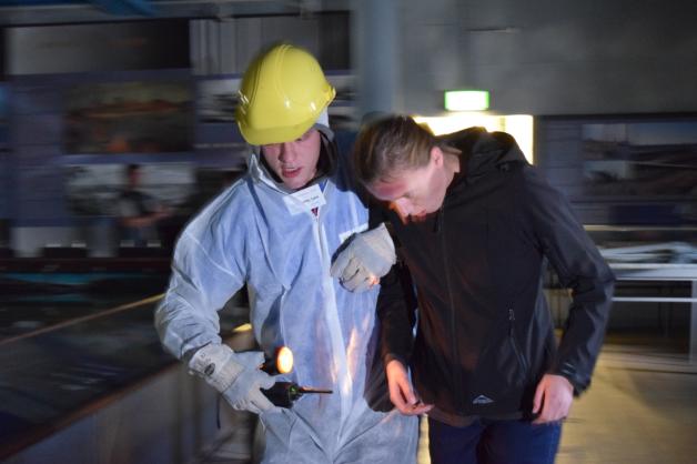 Nach der ersten Durchsage, dass alle, die laufen können, sich auf der Musterstation einfinden sollen, passiert nichts. Dieser Crew-Man ergreift die Initiative, ruft die Verletzten auf und transportiert diese geschockte Frau als eine der Letzten ab. Nach der ersten Durchsage, dass alle, die laufen können, sich auf der Musterstation einfinden sollen, passiert nichts. Dieser Crew-Man ergreift die Initiative, ruft die Verletzten auf und transportiert diese geschockte Frau als eine der Letzten ab.