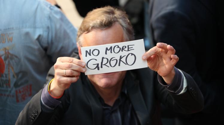 Ein Gast der Wahlparty der SPD hält in Berlin nach der Veröffentlichung der ersten Prognosen zum Ausgang der Bundestagswahl 2017 ein Schild mit der Aufschrift "No more Groko (Keine Große Koalition mehr).  