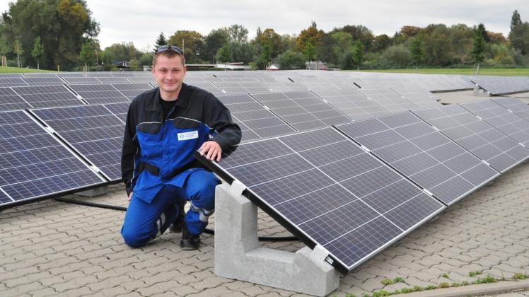 Die Einweihung der Fotovoltaikanlage überwacht der Netzmonteur Robert Greschkowitz. Er und die Kollegen haben in zwei Monaten die Solaranlage aufgebaut. Fotos: Katrin Zimmer 