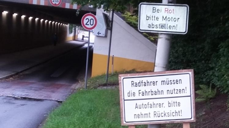 Das Schild vor der Bahnunterführung am Siebentunnelweg sorgt für Verwirrung. Der Bauausschuss will am 10. Oktober den Beschluss, das Radler die Straße benutzen müssen, überprüfen.  