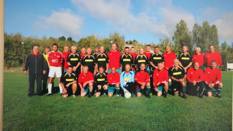 Beim 24. Benefizspiel der Fußballoldies aus Perleberg und der Prignitz im vergangenen Jahr in Sadenbeck kamen durch die beiden Teams sowie durch weitere Spenden mehr als 300 Euro für einen guten Zweck zusammen.  