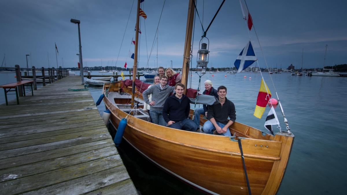Auf „Dr. Bellmer“ lernt man Segeln