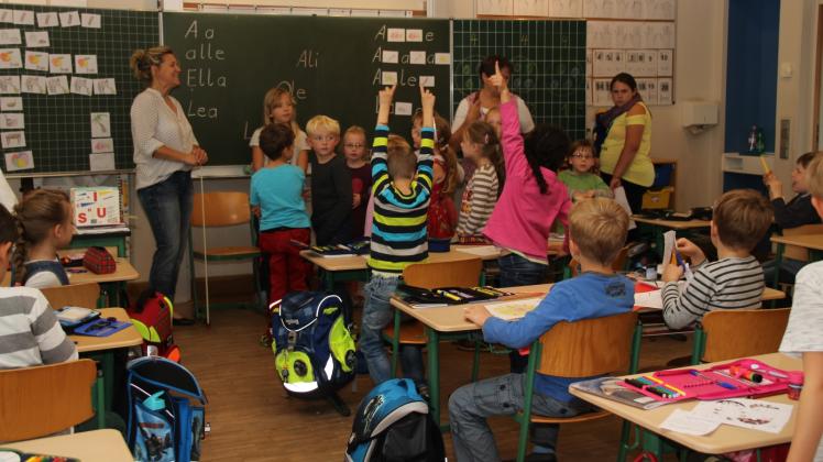 Zehn Kinder aus der Kita Gänseblümchen in Tarnow ließen sich durch die Grundschule am Schlossplatz und den Hort führen. Im Klassenzimmer der 1a wurde die „Bienengruppe“ prompt in den Unterricht einbezogen.  