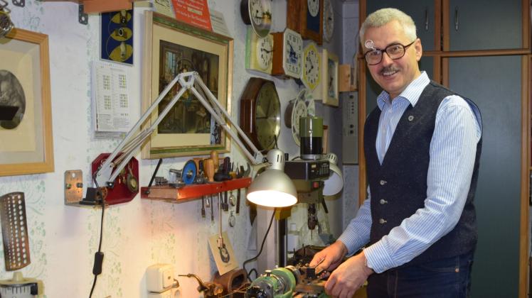 Der Uhrmachermeister Helmut Langner führt seinen Meisterbetrieb in einer Werkstatt in Schwaan. 