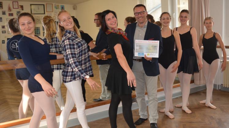 500 Euro für die Tanzschülerinnen: Thoralf Stindl überreichte den Scheck gestern an Maria-Juliane Paschen (M.).  