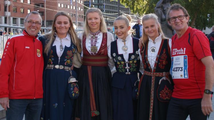 Wittenburger Gruppenfoto mit Damen: Die traditionellen Trachten gehören in Norwegen gerade an Feiertagen und bei großen Veranstaltungen zum alltäglichen Erscheinungsbild.  Fotos: privat 