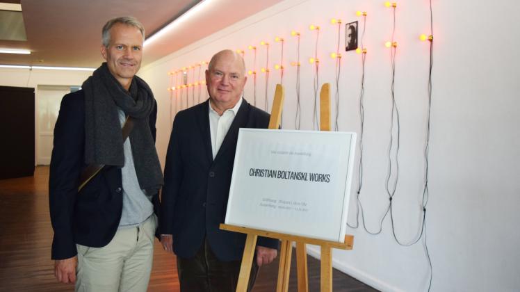 Bei der Ausstellungseröffnung verweisen Kirchenmusikdirektor Prof. Markus Johannes Langer und Prof. Eckart Reinmuth auf „Ex Auditu“.