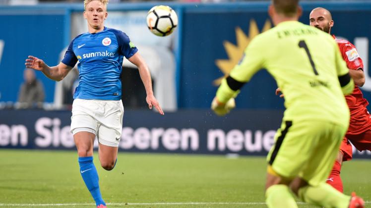 „Es ist klar, dass der Druck ein bisschen größer wird – und man auch verantwortlich für die Tore ist“, sagt Hansas Willi Evseev zum Thema Torflaute beim Fußball-Drittligisten.  