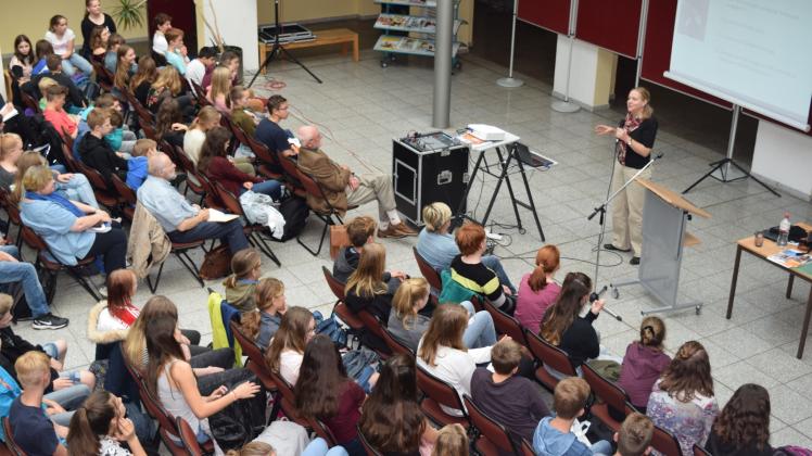 Volles Haus: Zur Vorlesung über kindlichen Spracherwerb kamen rund hundert Schüler. Fotos: F. Gutt 