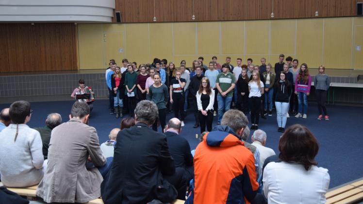 Die Schüler des Geschwister-Scholl-Gymnasiums begrüßten die Zeitzeugen sowohl musikalisch als auch mit einer eigenen Präsentation.  Fotos: Lennart Stahlberg 