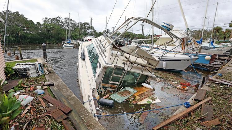 Schlimme Verwüstungen: Ein halb versunkenes Boot liegt nach dem Hurrikan Irma im Hafen von Palm Shores in Florida.  