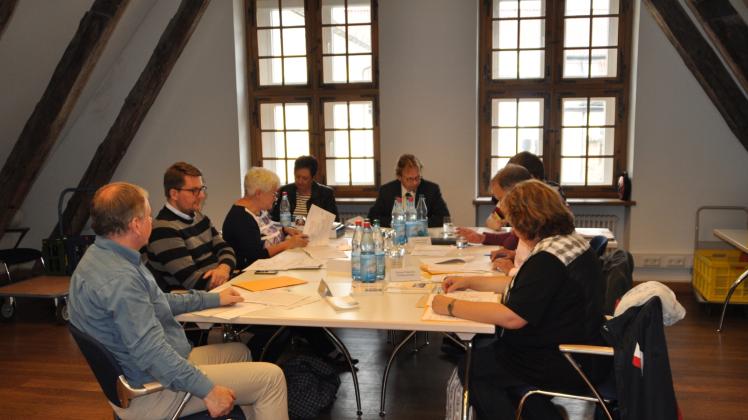 Der achtköpfige Ausschuss um Leiter Robert Stach (Mitte) und Bettina Bestier (hinten links) überprüft und beschließt die Ergebnisse der Bundestagswahl und des Votums zum Bürgerentscheid. 