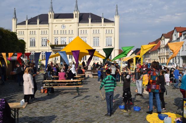 Reger Andrang auf dem Bützower Marktplatz: Das Fest der Kulturen erwies sich als großer Erfolg.