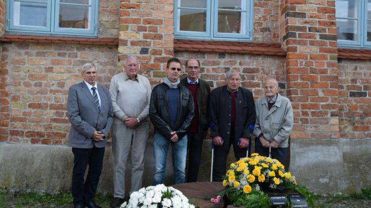 Die ehemaligen Häftlinge aus Bützow legten am Denkmal am Krummen Haus Blumenkränze nieder.  