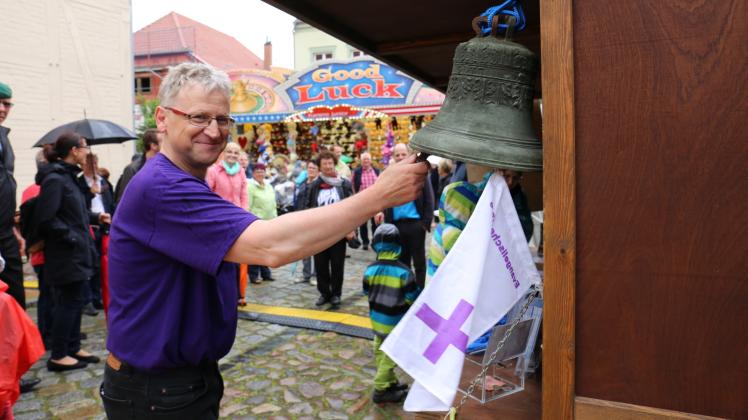 Pastor Thomas Robatzek warb schon auf dem Altstadtfest für die neuen Glocken. Nun hilft auch die Stadt...  